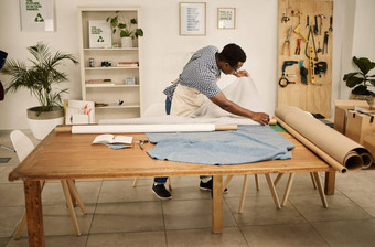 非洲美国设计师织物年轻的时尚设计师检查卷材料裁缝检查纺织品有<strong>创意</strong>的<strong>企业</strong>家工作设计工作室