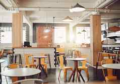 室内空现代咖啡馆餐厅一天轮表黄色的椅子乡村咖啡馆开放空间咖啡商店暴露管道期间挂灯