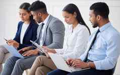 集团多样化的商人等待面试技术团队年轻的申请人坐着专业候选人行工作开放空缺办公室机会