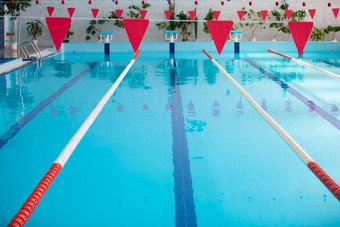 空体育池红色的分路径蓝色的水<strong>游泳</strong>池