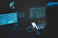 开销黑客罩工作移动PC移动电话打字文本黑暗房间匿名黑客恶意软件移动电话黑客密码个人数据偷了钱银行网络