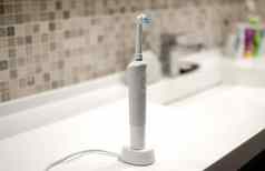 可充电电牙刷特写镜头背景浴室白色
