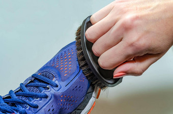 清洁脏运动鞋培训洗脏运动鞋洗运动鞋清洁小道运行鞋