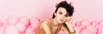时尚的浅黑肤色的女人粉红色的化妆背景艾里粉红色的柔和的气球节日肖像工作室网络横幅