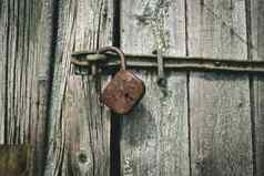 生锈的挂锁木通过开放古董锁安全保护概念