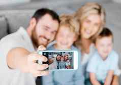 特写镜头手机屏幕显示快乐高加索人家庭采取自拍首页爱的父母捕捉照片图片特殊的童年记忆成键无忧无虑的微笑儿子