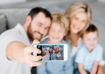 特写镜头手机屏幕显示快乐高加索人家庭采取自拍首页爱的父母捕捉<strong>照片图片</strong>特殊的童年记忆成键无忧无虑的微笑儿子