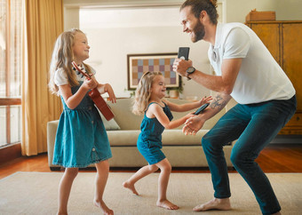 年轻的快乐父亲唱歌跳舞女儿休息室首页快乐的兄弟姐妹玩吉他有趣的爸爸首页