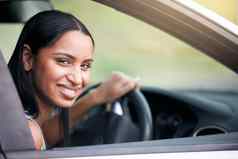 快乐的混合比赛女人开车车微笑年轻的女人车窗口司机座位开车通过司机许可证测试开车车保险