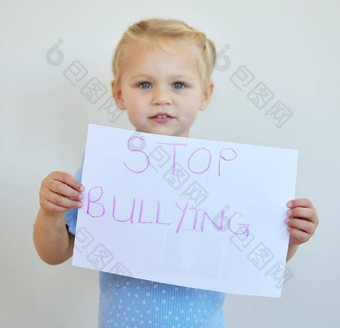 女孩抗议欺凌标志可爱的高加索人孩子站持有抗议海报白色背景孩子竞选活动欺凌