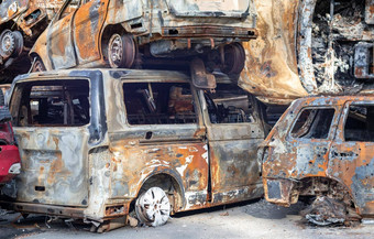 生锈的烧汽车摧毁了火箭<strong>爆炸战争</strong>乌克兰摧毁了车辆平民离开疏散战斗区布查irpin车墓地