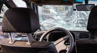 损坏的车窗口事故破碎的挡风玻璃结果事故内部视图小屋室内细节视图出租车安全运动破碎的挡风玻璃玻璃裂纹损害