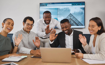 多样化的企业商人挥舞着的同事们虚拟电话会议会议视频调用移动PC办公室董事会快乐工作人员问候在线全球网络研讨会