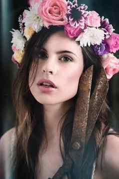 女神花园肖像美丽的年轻的女人穿花头花环持有剪切机