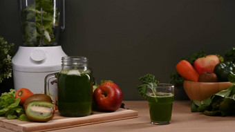 <strong>健康</strong>的<strong>绿色</strong>蔬菜奶昔玻璃新鲜的蔬菜木表格<strong>健康</strong>的食物概念