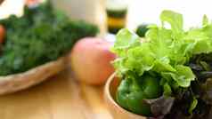 新鲜的有机蔬菜水果木表格健康的素食主义者食物