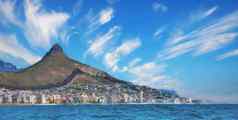 复制空间全景海景云蓝色的天空酒店公寓建筑海点角小镇南非洲狮子头山俯瞰美丽的蓝色的海洋半岛