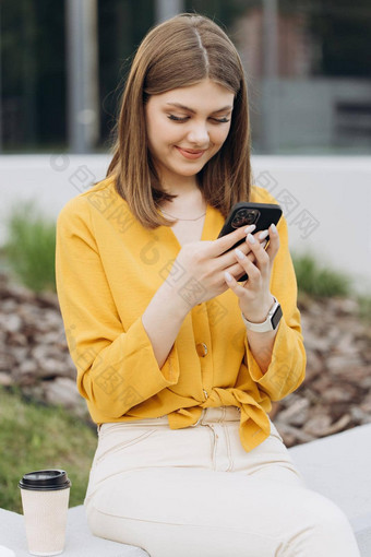 快乐女商人移动电话远程工作场所微笑女人浏览互联网智能手机办公室垂直肖像业务女人阅读消息手机
