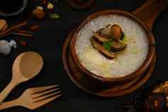 大米粥粥香菇蘑菇片姜葱早餐光餐木表格