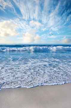 桑迪海滩海蓝色的天空云复制空间风景优美的海景视图海洋波洗海岸沙子热带度假胜地Copyspace旅行海外旅游在国外夏天假期