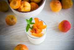 健康的早餐自制的酸奶玻璃新鲜的杏子