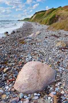 海岸卡特加特海峡海尔基纳斯丹麦海洋波洗空海滩海岸石头平静和平天堂夏天海景天空放松有趣的假期在国外旅行假期