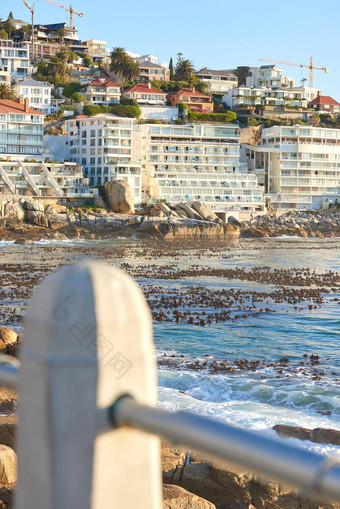 克利夫顿角小镇南非洲全景海景云蓝色的天空花俏的酒店公寓建筑背景住房发展俯瞰美丽的蓝色的海洋半岛