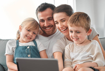快乐首页温暖的首页拍摄年轻的家庭数字平板电脑首页