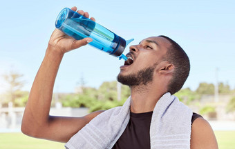 适合活跃的运动男人。采取打破实践水合物刷新保湿健康的锻炼运动员喝倒水瓶口锻炼培训