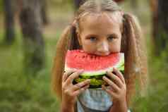 孩子女孩吃西瓜花园