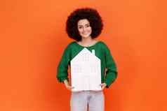 愉快的女人非洲式发型发型穿绿色休闲风格毛衣持有白色纸房子购买公寓真正的房地产机构