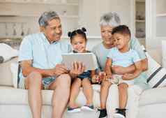 家庭重要的事情拍摄爷爷奶奶成键孙子数字平板电脑沙发首页