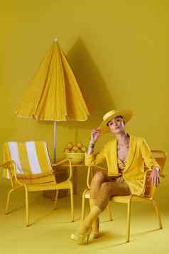 闪光阳光工作室肖像年轻的女人穿着时尚的黄色的衣服黄色的背景