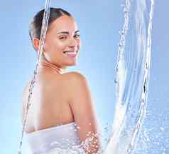 水宝贝拍摄美丽的年轻的女人享受让人耳目一新淋浴蓝色的背景