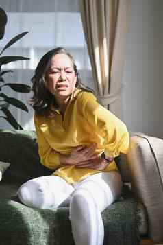 心烦意乱成熟的女人痛苦腹部疼痛症状胃肠系统疾病肠道消化问题