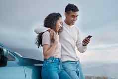 让社会媒体拍摄年轻的夫妇电话路旅行