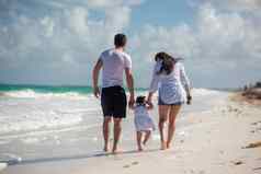 父母小孩子走海滩欣赏地平线