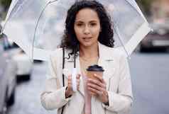 咖啡温暖的灵魂年轻的女人失去了持有伞走城市