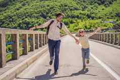 黑山共和国父亲儿子游客背景朱尔热维奇桥河塔拉旅行黑山共和国概念风景黑山共和国