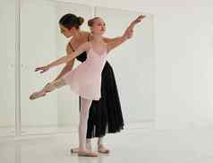 学习有价值的艺术形式年轻的女孩练习芭蕾舞老师跳舞工作室
