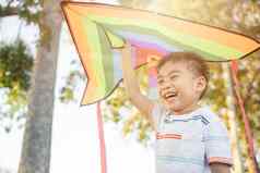 亚洲快乐孩子们男孩风筝运行飞公园