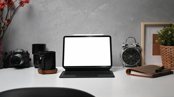 数字表格无线键盘相机咖啡杯图片框架白色表格有创意的工作场所
