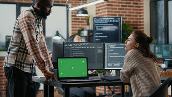 程式设计师工作桌子上多个电脑屏幕移动PC绿色屏幕浓度关键模型