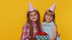 快乐孩子们妹妹女孩兄弟姐妹朋友孩子们庆祝生日聚会，派对持有礼物盒子现在