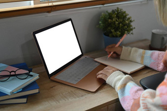 年轻的女人使笔记笔记本电脑移动PC首页