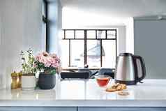 早餐场景阳光明媚的早....透明的黑色的茶杯子饼干厨房表格