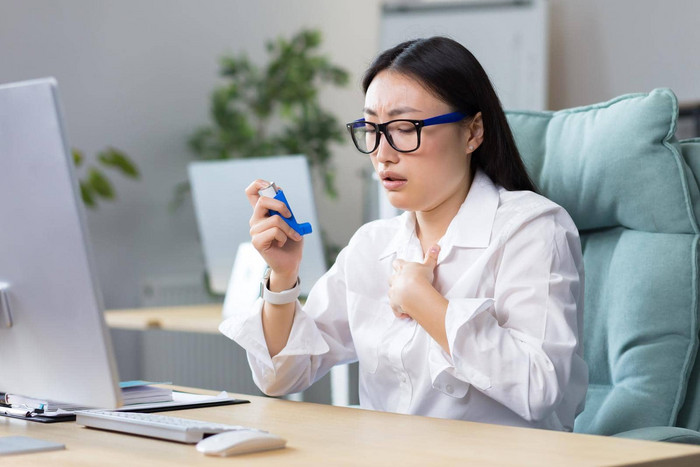 过敏感觉不舒服工作场所年轻的亚洲女人坐着