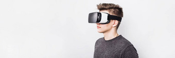 年轻的的家伙少年站维拉德眼镜白色背景增强现实时间虚拟现实眼镜男孩戏剧游戏学习学校网络横幅