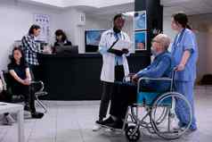 老男人。生活残疾帮助有爱心的护士会说话的医生持有剪贴板