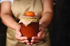 细节家庭主妇持有Jar自制的杏小时多汁的成熟的杏水果成员
